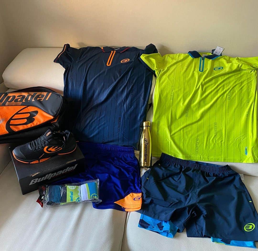 ジョルディ・コディーナのインスタグラム：「Muchas gracias a @bullpadelsport y sobretodo a @raulrh77 por portarse tan bien conmigo siempre!!! Ahora toca estrenarlo... 😜 #bullpadelteam」