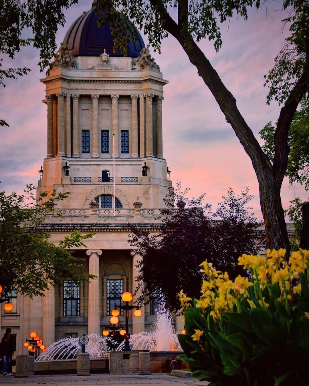 Explore Canadaさんのインスタグラム写真 - (Explore CanadaInstagram)「Today's #CanadaSpotlight is on @tourismwinnipeg!⁠⠀ ⁠⠀ Winnipeg is the capital of Manitoba, and sits at the junction of the Assinboine and Red Rivers. This is where the heart of the city gets its name from - The Forks! If you’re local to Winnipeg, here are some ways you can explore your city this summer:⁠⠀ ⁠⠀ ❤️ Hike or cycle through aspen forests at FortWhyte Alive (@fortwhytealive) - keep an eye out for wildlife, including over 160 species of birds and North America’s largest urban bison herd.⁠⠀ 💚 Explore gallery exhibits, including the world’s largest collection of contemporary Inuit Art at the Winnipeg Art Gallery (@wag_ca).⁠⠀ 💛 Take in the colours and cultures of the city with a self-guided mural tour.⁠⠀ 🧡 Embark on a culinary adventure and tour some of the city’s 50+ delicious food trucks.⁠⠀ 💜 Sit back and relax at Thermëa by Nordik Spa-Nature (@thermeawinnipeg), Winnipeg’s Scandinavian outdoor spa.⁠⠀ ⁠⠀ Head on over to @tourismwinnipeg's profile for more things to do in Winnipeg, amazing photos, local updates and more!⁠⠀ ⁠⠀ #ExploreCanadaFromHome #ForGlowingHearts⁠⠀ ⁠⠀ 📷: ⁠⠀ ⁠⠀ 1. @jeff_vernaus⁠⠀ 2&3. @peggrammer⁠⠀ 4. @anthony_urso⁠⠀ 5. @gyk26⁠⠀ 6. @vince.constantine⁠⠀ 7. @didurdesigns⁠⠀ 8. @tourismwinnipeg  Nordik Group⁠⠀ ⁠⠀ 📍: @tourismwinnipeg⁠⠀ ⁠⠀ #OnlyInThePeg⁠⠀」7月25日 1時26分 - explorecanada