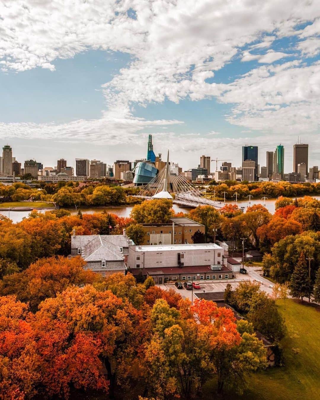 Explore Canadaさんのインスタグラム写真 - (Explore CanadaInstagram)「Today's #CanadaSpotlight is on @tourismwinnipeg!⁠⠀ ⁠⠀ Winnipeg is the capital of Manitoba, and sits at the junction of the Assinboine and Red Rivers. This is where the heart of the city gets its name from - The Forks! If you’re local to Winnipeg, here are some ways you can explore your city this summer:⁠⠀ ⁠⠀ ❤️ Hike or cycle through aspen forests at FortWhyte Alive (@fortwhytealive) - keep an eye out for wildlife, including over 160 species of birds and North America’s largest urban bison herd.⁠⠀ 💚 Explore gallery exhibits, including the world’s largest collection of contemporary Inuit Art at the Winnipeg Art Gallery (@wag_ca).⁠⠀ 💛 Take in the colours and cultures of the city with a self-guided mural tour.⁠⠀ 🧡 Embark on a culinary adventure and tour some of the city’s 50+ delicious food trucks.⁠⠀ 💜 Sit back and relax at Thermëa by Nordik Spa-Nature (@thermeawinnipeg), Winnipeg’s Scandinavian outdoor spa.⁠⠀ ⁠⠀ Head on over to @tourismwinnipeg's profile for more things to do in Winnipeg, amazing photos, local updates and more!⁠⠀ ⁠⠀ #ExploreCanadaFromHome #ForGlowingHearts⁠⠀ ⁠⠀ 📷: ⁠⠀ ⁠⠀ 1. @jeff_vernaus⁠⠀ 2&3. @peggrammer⁠⠀ 4. @anthony_urso⁠⠀ 5. @gyk26⁠⠀ 6. @vince.constantine⁠⠀ 7. @didurdesigns⁠⠀ 8. @tourismwinnipeg  Nordik Group⁠⠀ ⁠⠀ 📍: @tourismwinnipeg⁠⠀ ⁠⠀ #OnlyInThePeg⁠⠀」7月25日 1時26分 - explorecanada