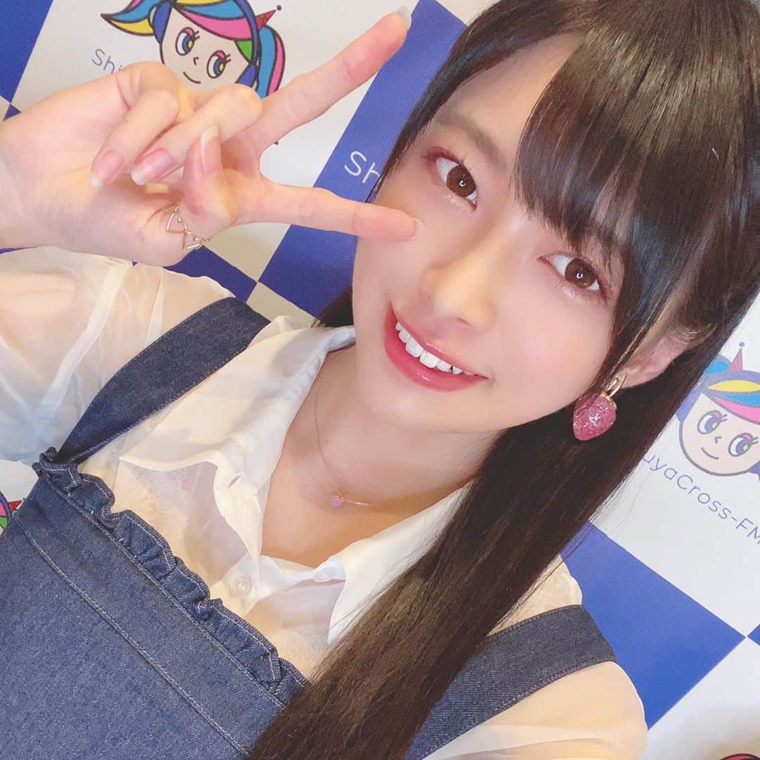 藤田いろはのインスタグラム：「4ヶ月ぶりの「めっちゃ！よきラジ」ご視聴ありがとうございました✨﻿ 今回初MC担当だったので、カメラをもはや気にせず、尺が気になっちゃって気になっちゃってめちゃくちゃ時計と台本をにらめっこしてましたね😂﻿ 台本の内容が濃くて、とても12分で収まる分量じゃないからどう収めるか考えまくってて、もう収録が終わっても実はずっと胃がキリキリしてました😂﻿ ﻿ ﻿ ﻿ 26日12時〜FLASHダイアモンドのオンラインサイン会があります！﻿ FLASH Prime会員様限定で参加できるので、是非会員登録して参加してね🐰﻿ 5冊買うと推しのチェキも特典でつくから、5冊買うのがおすすめだよー！衣装は水着だよ👙﻿ いっぱいサインしたいから、藤田いろは推しでのご予約お待ちしてます🐰💓﻿ ﻿ ﻿ ﻿ ﻿ ‪#藤田いろは#グラビア#gravure #japanesegirl #レースクイーン#tokyo  #l4l #aziangirl  #ビジョビ #模特 #뷰티스타그램 #셀카  #cosplay #黒髪ロング#팔로우#소통해요#셀스타그램#モデル #model #그라비아 #모델 #日本的 #性感內衣 #sexy  #性感美女 #性感尤物 #ラジオ #ミスflash #liquem #リキュエム」