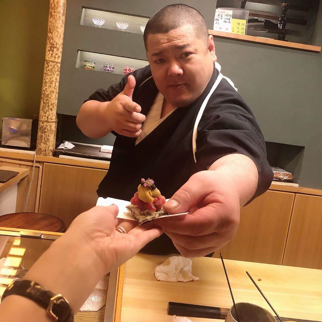 のインスタグラム：「小さい頃からおじいちゃんが連れて行ってくれている#蔵六　🍣 暖簾分けして、 岡島さんが広尾で#蔵六三七味　 @zourokusushi.minami  小高さんが六本木で#蔵六雄山 @zorokuyuzan  をやってて どっちも大好き❤️ お酒飲めないのに Nきてくれてありがと🥺❤️ 私がギャルの頃から見守ってくれてて感謝😭❤️  テレビでも大活躍で これからYouTubeも始めるんだって😆❣️ たのしみー❣️  #お寿司#お鮨#🍣#六本木#広尾#グルメ グルメってつけるといいのかと思ってる最近笑笑」