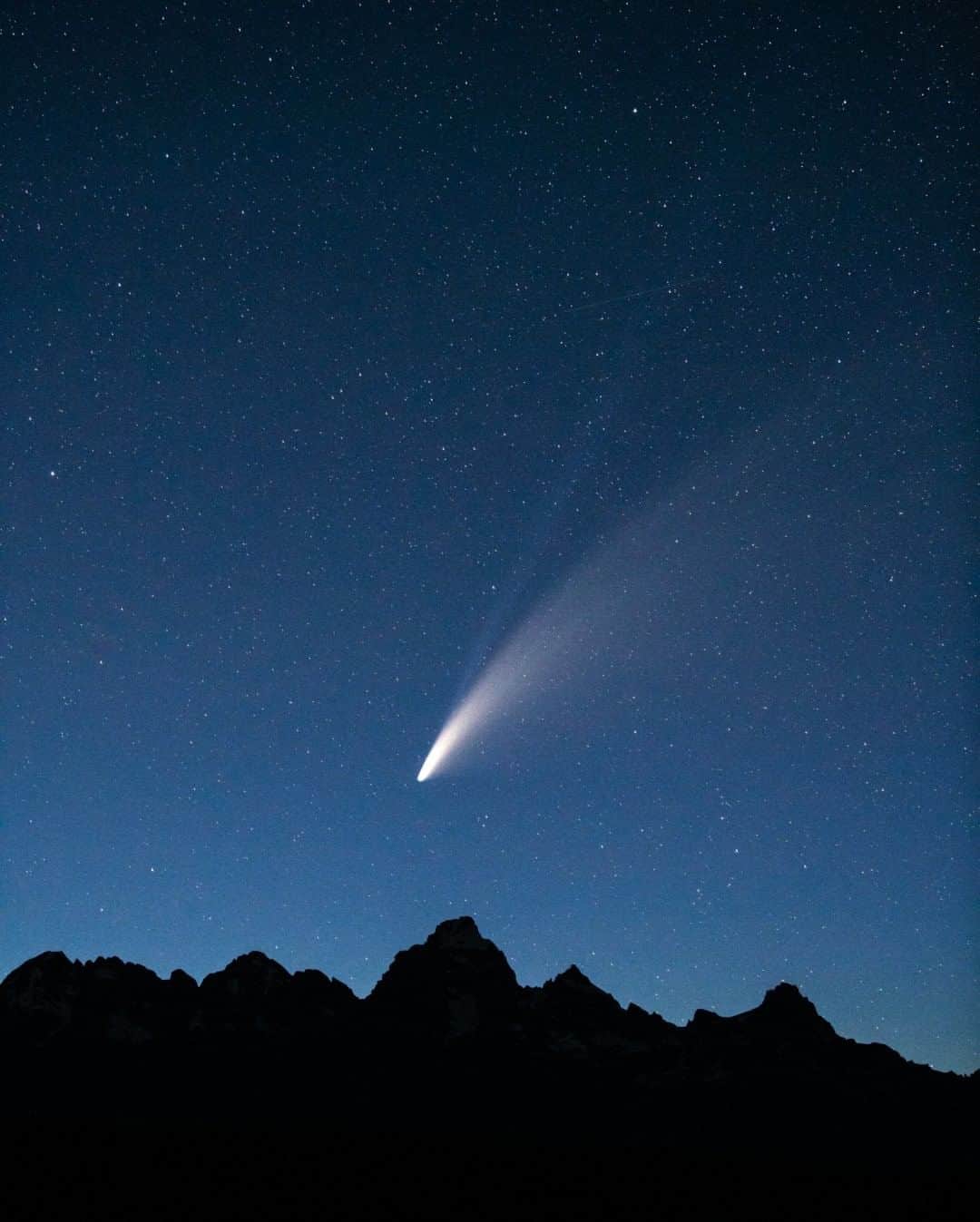National Geographic Travelさんのインスタグラム写真 - (National Geographic TravelInstagram)「Photo by @taylorglenn  Comet NEOWISE shines brightly above the iconic skyline of the Teton mountain range in Grand Teton National Park, Wyoming. NEOWISE has been dazzling stargazers and photographers around the Northern hemisphere as it began to appear earlier this month. Considered a 'binocular comet,' it is easy to view in the night sky if you know where to look. This is a once in a lifetime opportunity as the comet will slowly fade out of view by the end of this month and won't return for another 6800 years! I have spent the last few days photographing NEOWISE in Grand Teton National Park and on today's Instagram Story I'm sharing how I photographed it and tips for you to see and make pictures of it yourself. Happy comet hunting! Follow @taylorglenn for more #neowise in the Tetons. #astrophotography #grandtetonnationalpark」7月25日 1時35分 - natgeotravel