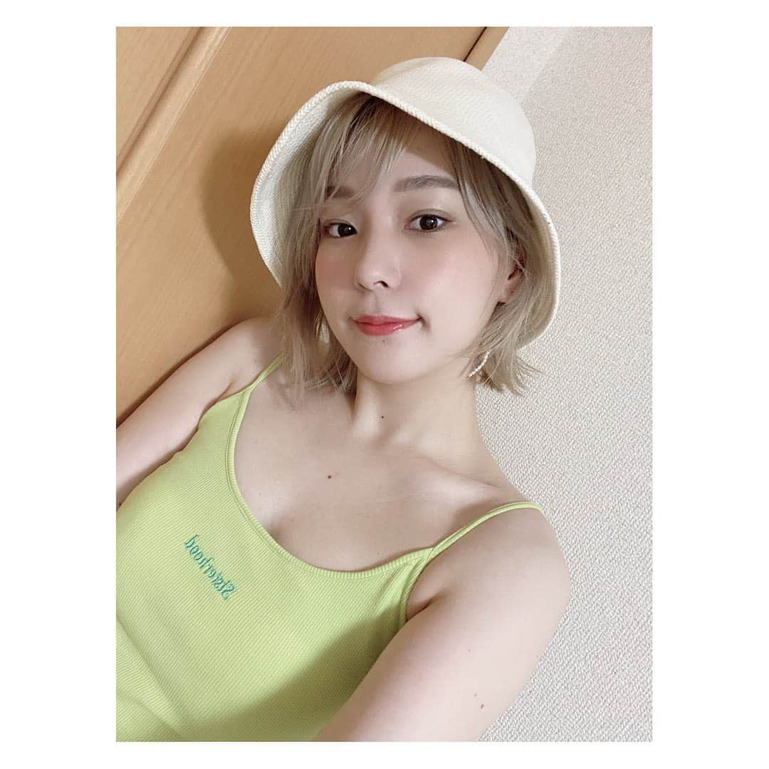 高槻かなこさんのインスタグラム写真 - (高槻かなこInstagram)「. 夏のセルフメイク事情💄🌿 . グリーン系がマイブームなのでto/oneのグリーン✖️カーキ色のアイシャドウをよく使ってます🌿 まつ毛はビューラーせずにカラーマスカラ塗るだけ。 リップ&チークはオレンジ系でバランスとって完成です🍊🌿 (あと何気に肌に細かくハイライト入れてツヤ感出すの大好き) . . 🧢#ys  👚#dearsisterhood  . #makeup #toone #uzu」7月25日 1時29分 - kanako.tktk