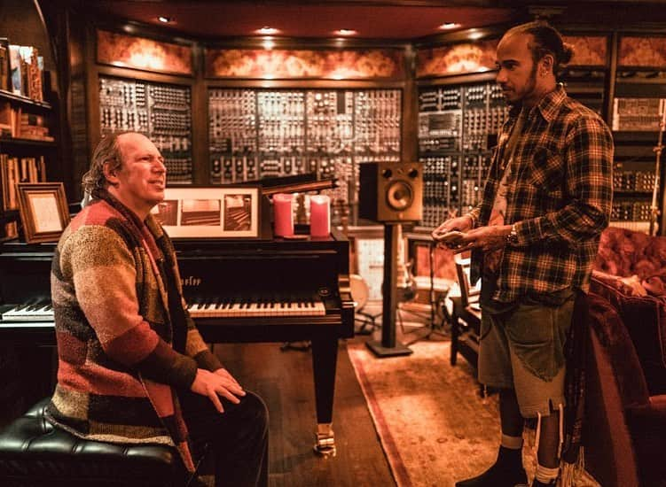 ルイス・ハミルトンさんのインスタグラム写真 - (ルイス・ハミルトンInstagram)「I had the incredible opportunity to hang out with @hanszimmer earlier this year. Chances are, he’s scored some of your favourite movies. Getting to see his studio was amazing and get an insight into how he does what he does. It was such an honour and I’m forever grateful for the time he gave me. Such an inspiring individual 🙌🏾 .  📸: @spinzbeatsinc」7月25日 1時31分 - lewishamilton