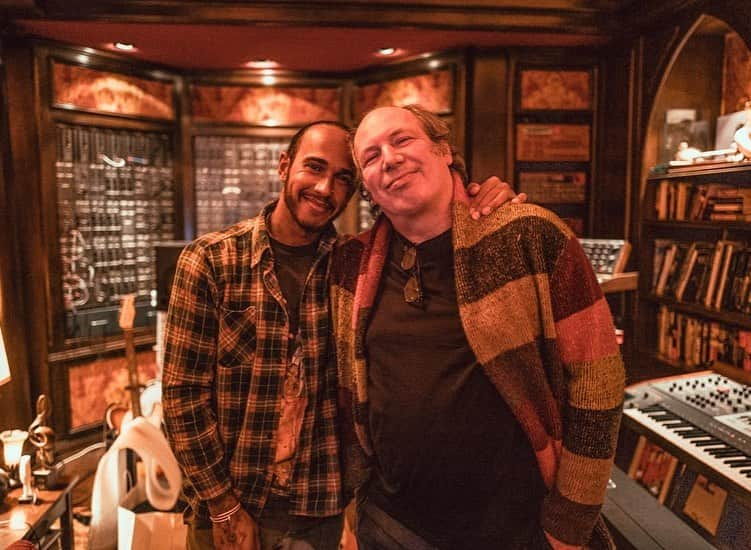 ルイス・ハミルトンさんのインスタグラム写真 - (ルイス・ハミルトンInstagram)「I had the incredible opportunity to hang out with @hanszimmer earlier this year. Chances are, he’s scored some of your favourite movies. Getting to see his studio was amazing and get an insight into how he does what he does. It was such an honour and I’m forever grateful for the time he gave me. Such an inspiring individual 🙌🏾 .  📸: @spinzbeatsinc」7月25日 1時31分 - lewishamilton