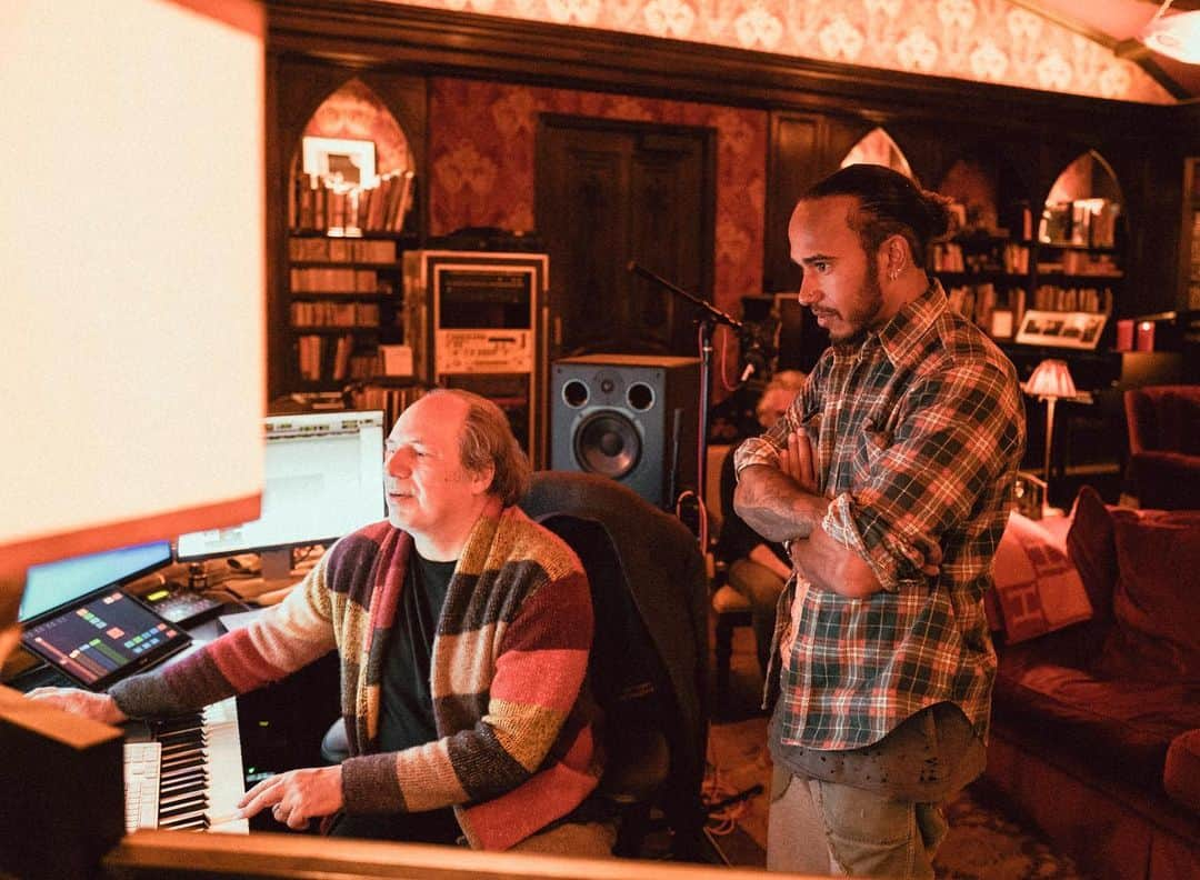 ルイス・ハミルトンさんのインスタグラム写真 - (ルイス・ハミルトンInstagram)「I had the incredible opportunity to hang out with @hanszimmer earlier this year. Chances are, he’s scored some of your favourite movies. Getting to see his studio was amazing and get an insight into how he does what he does. It was such an honour and I’m forever grateful for the time he gave me. Such an inspiring individual 🙌🏾 .  📸: @spinzbeatsinc」7月25日 1時31分 - lewishamilton