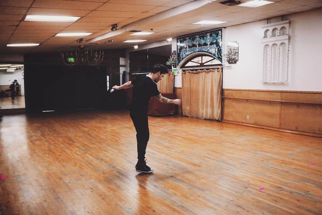 レオン・エルスのインスタグラム：「Dancing on my own.」