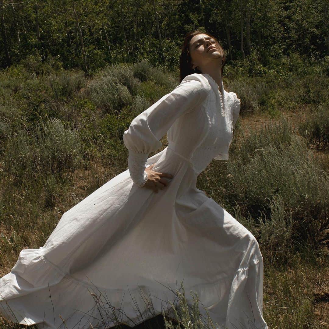 パイパー・アメリカ・スミスのインスタグラム：「Happy Pioneer Day 🦋 Today I get to celebrate my own ancestors who crossed the sea and walked across portions of American with a wagon full of belongings in faith, sacrificing almost everything. Sacrifice to me, is giving up something that I think is great to later gain something even better and beyond my imagination. Believe. Believe in yourself and believe in something better. Make room for magic in your life. Make moves that scare you. Be the first. A pioneer is someone who blazes a new trail, who is the first to do the thing. What are you pioneering?」