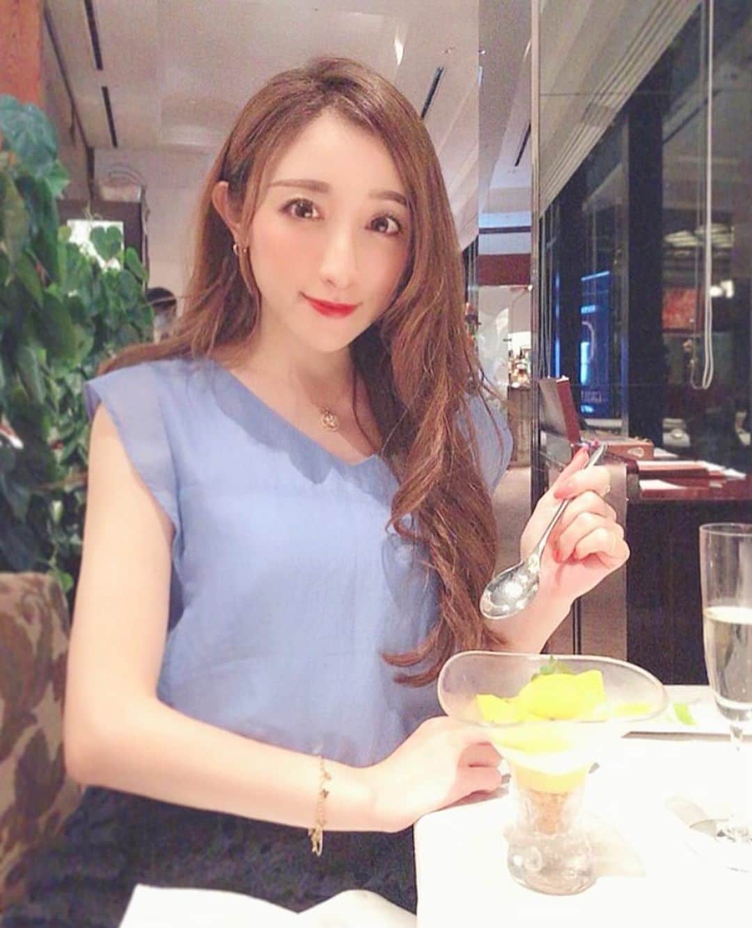 のインスタグラム：「. . 𝒟𝒾𝓃𝓃ℯ𝓇 𝒶𝓉 𝒢𝓇𝒾𝓁𝓁 𝒰𝒦𝒜ℐ🍽💛 . #丸の内 #フレンチ #グリルうかい 🤍 とっても美味しくゆっくり過ごせました🥂 デザートのマンゴーパフェが好きすぎて最前列に掲載(笑) . . 素敵なディナーシーンetc...💫 いつもおしゃれを楽しめたら良いなと思っていますが♪ 薄着の季節を気にせず過ごせるように先日#Rinacci さんで脱毛ケアをしていただきました♡ 今年オープンされたサロンさんで店内もとっても綺麗✨ . . . #dinner #grillukai #ディナー #フレンチディナー #丸の内グルメ #丸の内仲通り #丸の内ディナー #丸の内ブリックスクエア #恵比寿脱毛 #全身脱毛 #ハイフ #恵比寿エステ #恵比寿ハイフ #pr #コラボベース #marunouchi」