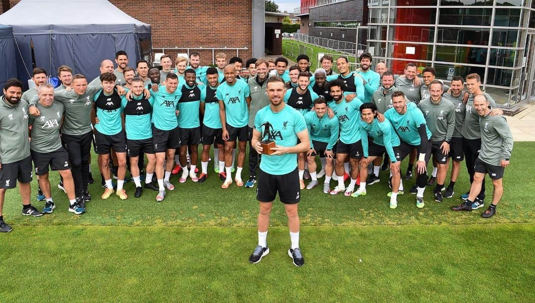 リヴァプールFCさんのインスタグラム写真 - (リヴァプールFCInstagram)「Not a bad week, @jhenderson 🤩 The skipper with his FWA’s Footballer of the Year award 😍🏆👏 #LFC #LiverpoolFC #Liverpool #FOTY」7月25日 1時45分 - liverpoolfc