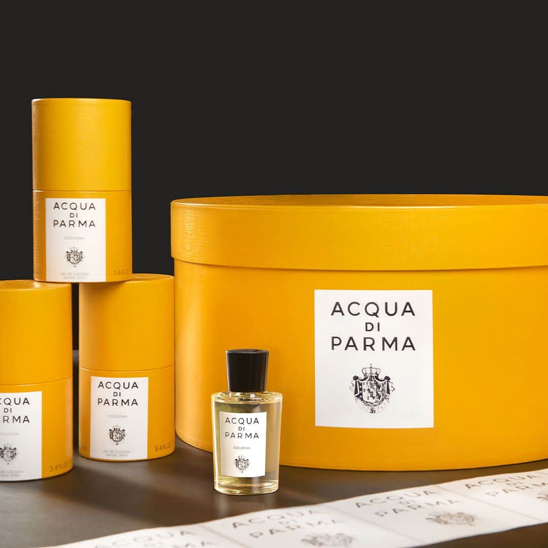 のインスタグラム：「We love things made slowly and by hand, so they develop a soul. We cherish the imperfect as the only true form of perfection.⁣ Come and discover the know-how behind Acqua di Parma - link in bio.⁣ #craftsmanship⁣ .⁣ .⁣ #acquadiparma #handmade #madeinitaly #italy #handcrafted #yellow #hatbox #colonia #tradition」