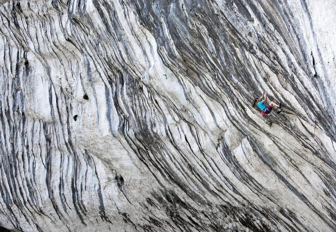 アンナ・シュテールのインスタグラム：「Still dreaming about this wall! La Ramirole in the Gorges du Verdon.  Pic by #reinifichtinger • @salewa @lasportivagram @wildcountry_official @innsbrucktourism」