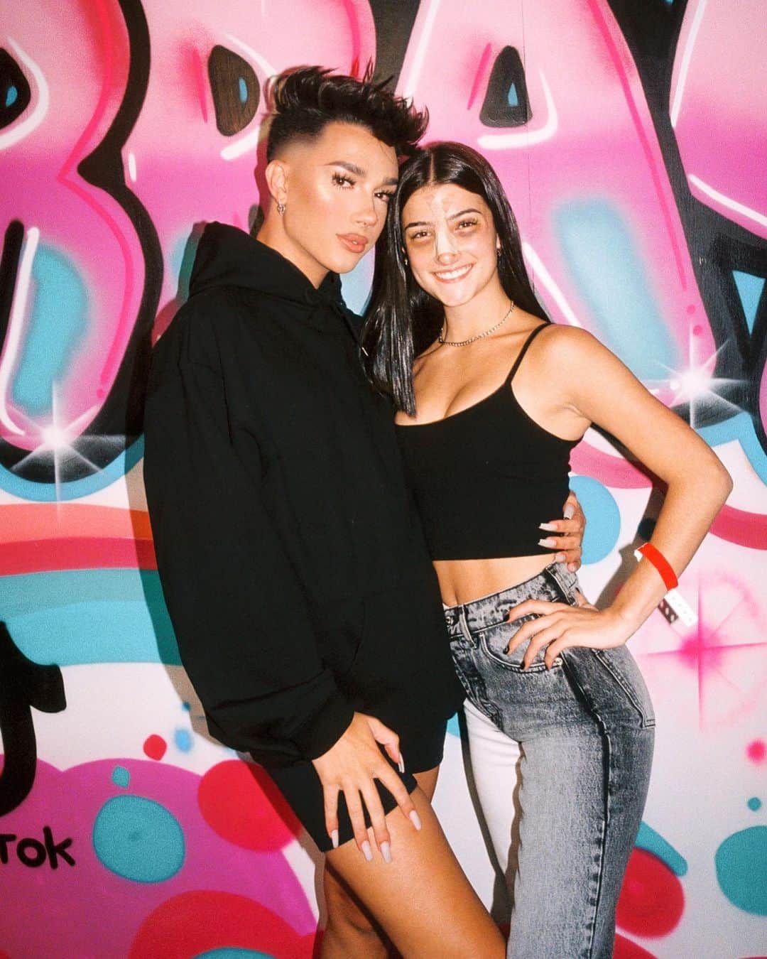 のインスタグラム：「/ “HI SIS____ & HEY GUYS IT’S CH____” 😊👋 (fill in the blank) 🦋」