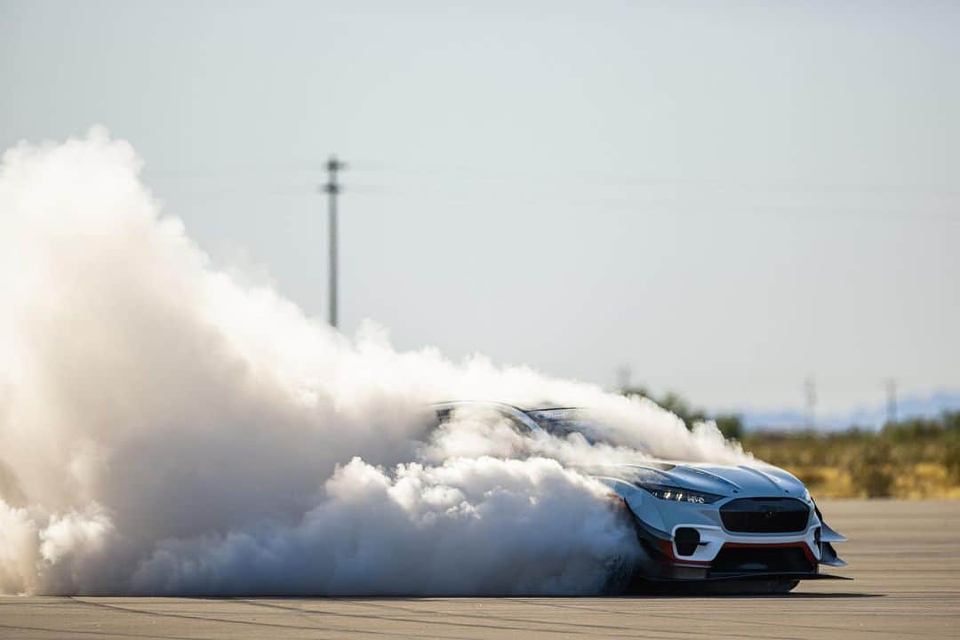 ケン・ブロックさんのインスタグラム写真 - (ケン・ブロックInstagram)「The Ford Mustang Mach-E slays tires in an insane way! 1,400 hp from electric motors is WILD, and the amount of control you have over the power output to each of the four wheels is fascinating. Watch me shred tires for the first time in a Mach-E (yes, Ford finally let me do it - thanks @VaughnGittinJr!) in the new episode on my YouTube channel now (link in bio). #tireslayer #FordMustang #MachE1400」7月25日 1時55分 - kblock43