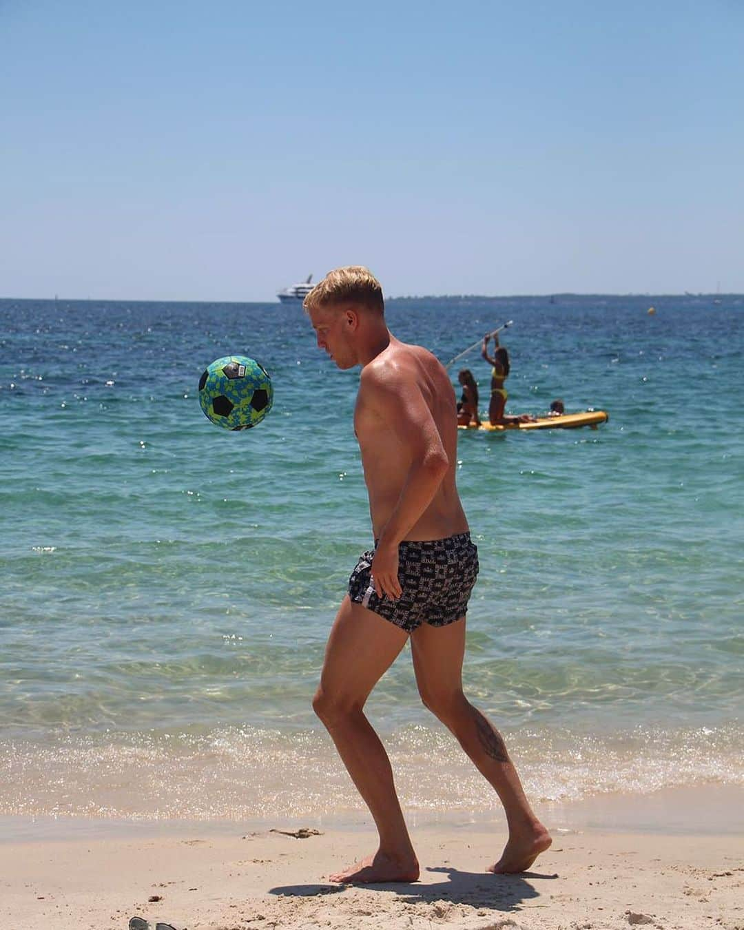 アヤックス・アムステルダムさんのインスタグラム写真 - (アヤックス・アムステルダムInstagram)「Eyes on the ball. Always and everywhere. ⚽️🏖」7月25日 2時02分 - afcajax