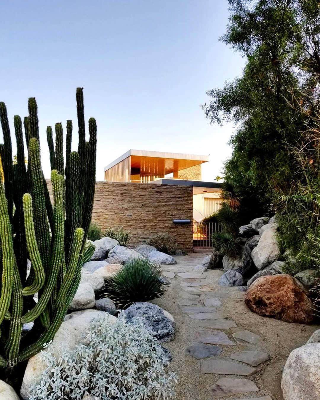 ジーエルシーオーのインスタグラム：「Kaufmann House, designed by Richard Neutra in 1946.」