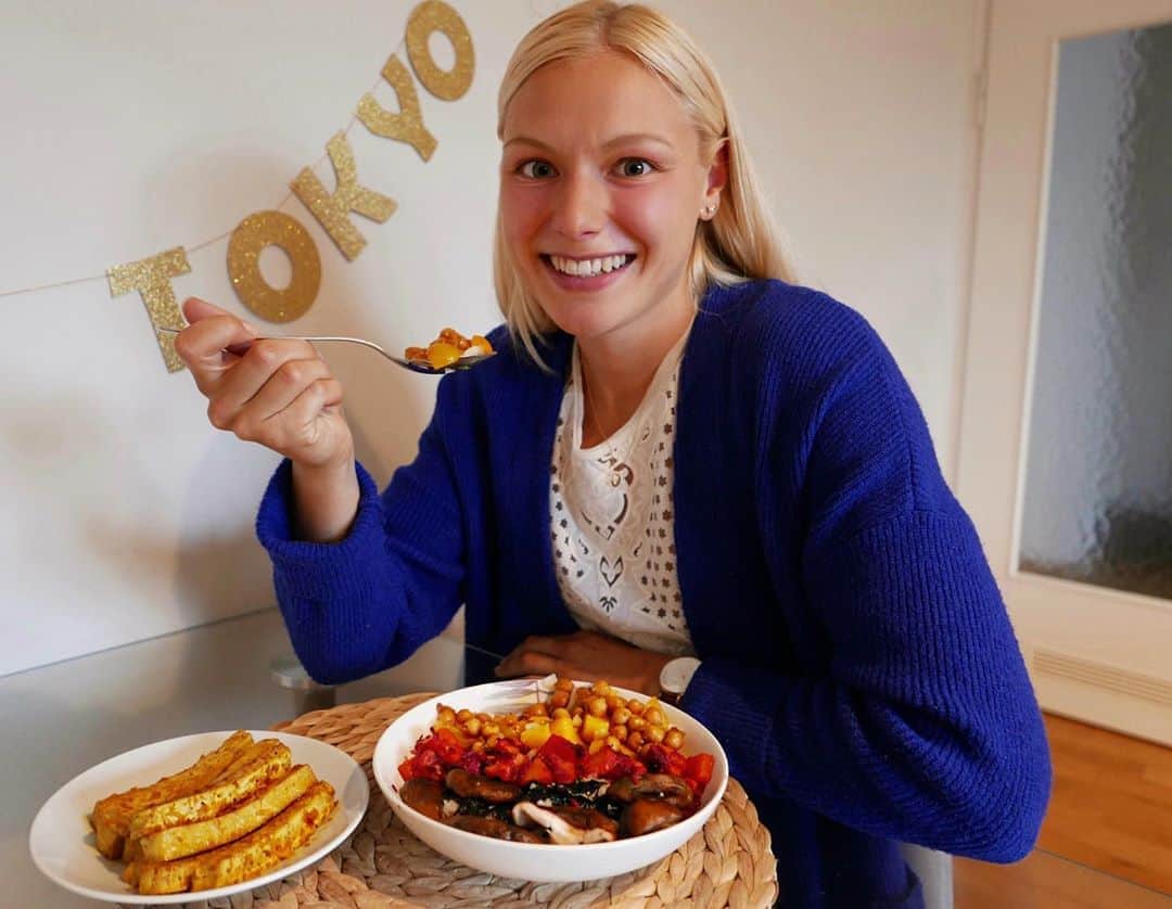リーザ・マイヤーのインスタグラム：「Tadatadaaaa 🤤 Wenn das nicht lecker aussieht... und dann auch noch so schmeckt! Zwar wird heute Abend nicht die Deutschlandfahne bei der Eröffnungsfeier in Tokyo geschwungen, dafür haben wir diese alle auf dem Teller 🇩🇪  ... in diesem Sinne: ich bin dann mal essen - Guten Appetit 💛  Und für alle die, die die Bowl heute nicht zubereitet haben, spätestens jetzt aber auf den Geschmack gekommen sind: Macht mit, kocht die leckere #TeamDeutschland Bowl nach, postet davon ein Bild mit #edekaküchenspiele @edeka in eurer Story/ eurem Feed oder schickt es direkt an Edeka! So habt ihr nicht nur was Leckeres auf dem Teller, sondern könnt auch noch tolle Preise gewinnen, wie z.B. einen Sushi-Kurs, 250€ Edeka-Einkaufsgutschein, eine Ladung TeamD-Müsliriegel und viele vieles mehr ☺️    @edeka @teamdeutschland #edekaküchenspiele #reifeleistung #roadtotokyo #wirundjetztfüralle #wirliebenlebensmittel  #TeamDeutschland #WirfuerD」