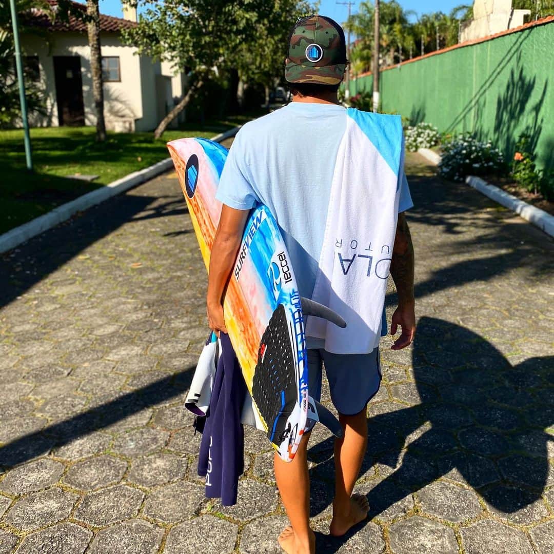 ミグエル・プッポのインスタグラム：「A caminho da alegria🌊🙌 #Gratidao @construtoranossolar @rodrigonossolar @kikonossolar @sharpeyesurfboards_br @sharpeyesurfboards @silverbaybrasil @surfview_brasil」