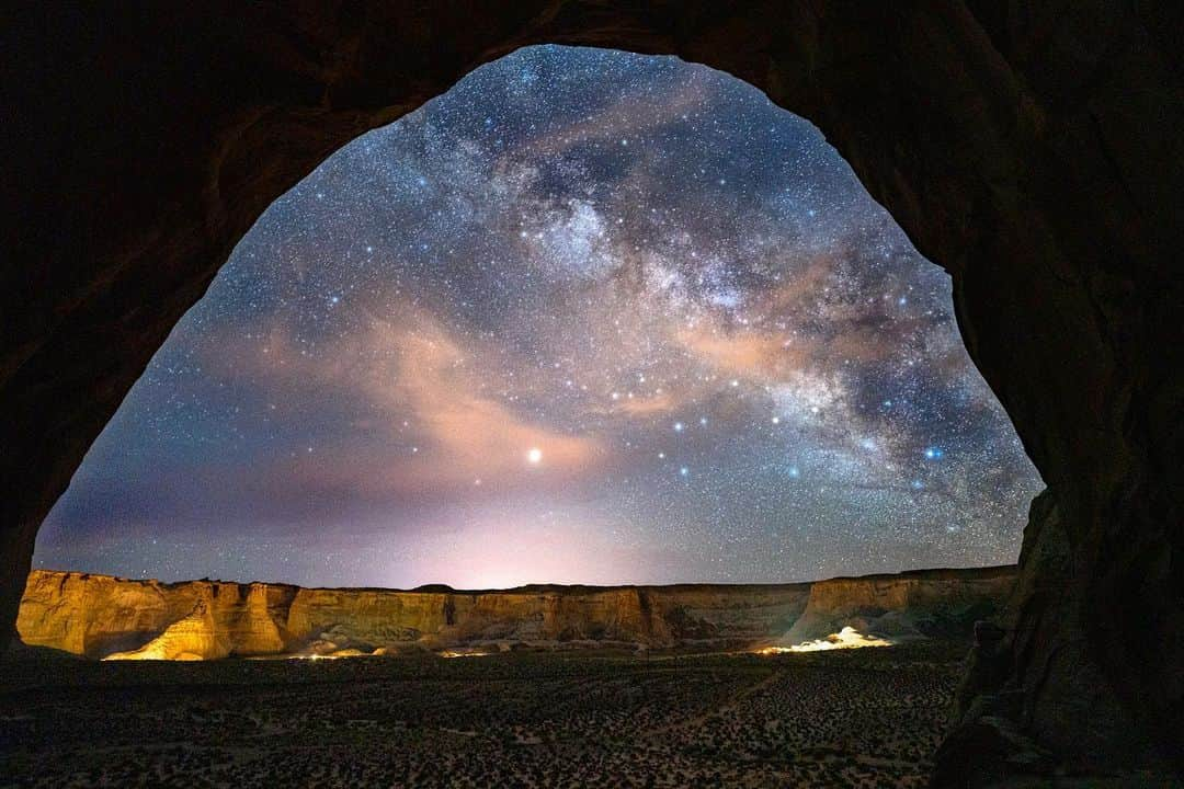 クリス・バーカードさんのインスタグラム写真 - (クリス・バーカードInstagram)「I am not immune to fear. I feel it constantly when out in nature alone. Even after all these years, walking through an unfamiliar landscape, like the desert at midnight, seems to conjure up a lot of irrational feelings that I probably shouldn’t feed into. Your mind drifts to places in the darkness of night that it never would during the day. Irrationality aside there is always something to be learned in these experiences... something to be felt. As if just the presence of the sun or ‘light’ can make us in some way feel safe. Truth is that even in darkness there is light. Take what you will from that little rant...」7月25日 2時04分 - chrisburkard