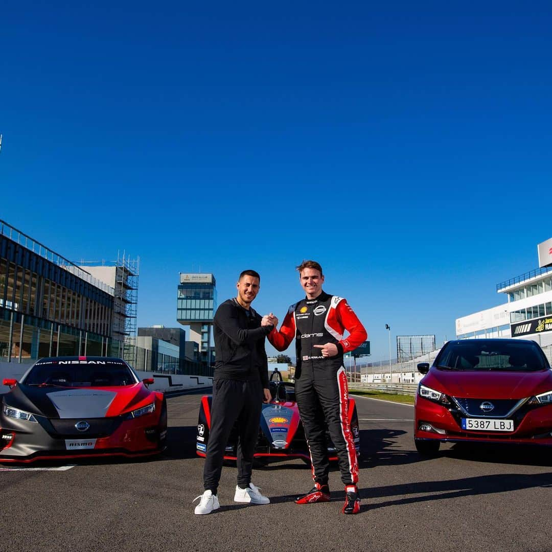 エデン・アザールさんのインスタグラム写真 - (エデン・アザールInstagram)「‪Hi my friends, thought you might like to see some images taken just before lockdown when @nissan surprised me with the ultimate electric vehicle experience with @oliverrowland1 loved showing Oli how it’s done. #ElectrifyTheWorld‬」7月25日 2時13分 - hazardeden_10