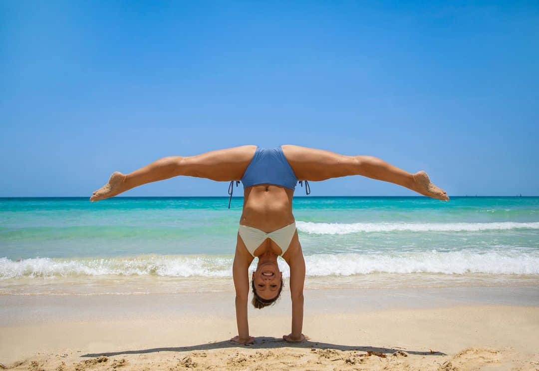 キノ・マクレガ―さんのインスタグラム写真 - (キノ・マクレガ―Instagram)「A small change in perspective can make for a miraculous shift. The subtlety of thoughts is often slippery and hard to grasp. Yoga works through the body to give you something tangible to feel. The poses are not meant to be the end of the road. The yoga asanas are tools that help you realize the path of awakening that is yoga. If you’re just standing on your hands but you’re not doing the inner work, then, as my teacher used to say, it’s just bending. I’d like to add that there is no harm done in just bending, twisting and lifting the body. Those shapes can bring health and healing to the body. But, if you’re a spiritual seeker, you won’t stop there. If you’re on the seeker’s quest of awakening, then everything is a mirror for the inner journey—you will use the poses of yoga to wake up sleeping parts of yourself and rise up to a higher vibration.  _ Are you a seeker? _ Did you see that my new book Get Your Yoga On is #1 new release? Link in bio to preorder. _ I’m going to Kansas City TODAY to teach @mayayogakc  So excited for my first in-person workshop in a very long time. See you there 💕 _ Day 24 #journeytohandstandchallenge is #handstand straddle  Check the collage for modifications. Practice every day of the challenge with me on @omstarsofficial  _ Join Omstars today to get instant access to my 30 Day Journey to Handstand Course? Sign up with our summer sale and enter the code JOURNEYTOHANDSTAND. A portion of all proceeds will be dontated to a COVID-19 relief fund in support Black and Indigenous Womxn. We’ve already raised more the $3000! Let’s get stronger together. _  #miami #yoga #yogi #handstand  Challenge sponsors @vayumudra @shophalfmoon  _ Shorts are by @liquidoactive  Photo @ifilmyoga  🤸‍♀️ 🤸🏼‍♂️ 💕」7月25日 2時14分 - kinoyoga