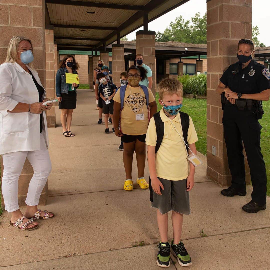 TIME Magazineさんのインスタグラム写真 - (TIME MagazineInstagram)「Nurse Sarah Ladd and school resource officer Kristen Tyrseck ensure kids keep a safe distance apart as they enter Wesley Elementary School in Middletown, Conn. About 130 students in grades 1 through 4 are enrolled in Middletown’s public summer school. They attend classes four days per week, with groups of students alternating weeks of in-person and online instruction. It’s a pilot program the school district designed to catch kids up on reading and help iron out the kinks for the fall, when millions of Americans hoped to send their children back to school. Kids would be able to learn, see friends and be with their classmates; their parents would be able to go to work. Even in a raging global pandemic, public-health experts say in-person schooling is possible, and classrooms have reopened successfully in countries across Europe and Asia. But in much of the U.S., that’s not what will be happening. As the school year approaches, education may become the pandemic's latest casualty. Read more at the link in bio. Photograph by Gillian Laub (@gigilaub) for TIME」7月25日 2時16分 - time