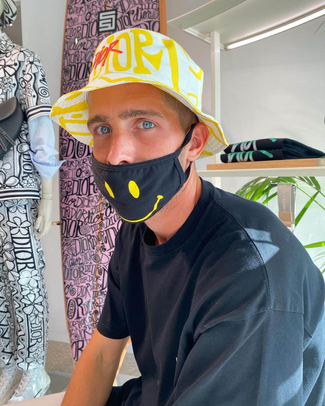 セルジ・ロベルトのインスタグラム：「Hat & mask」