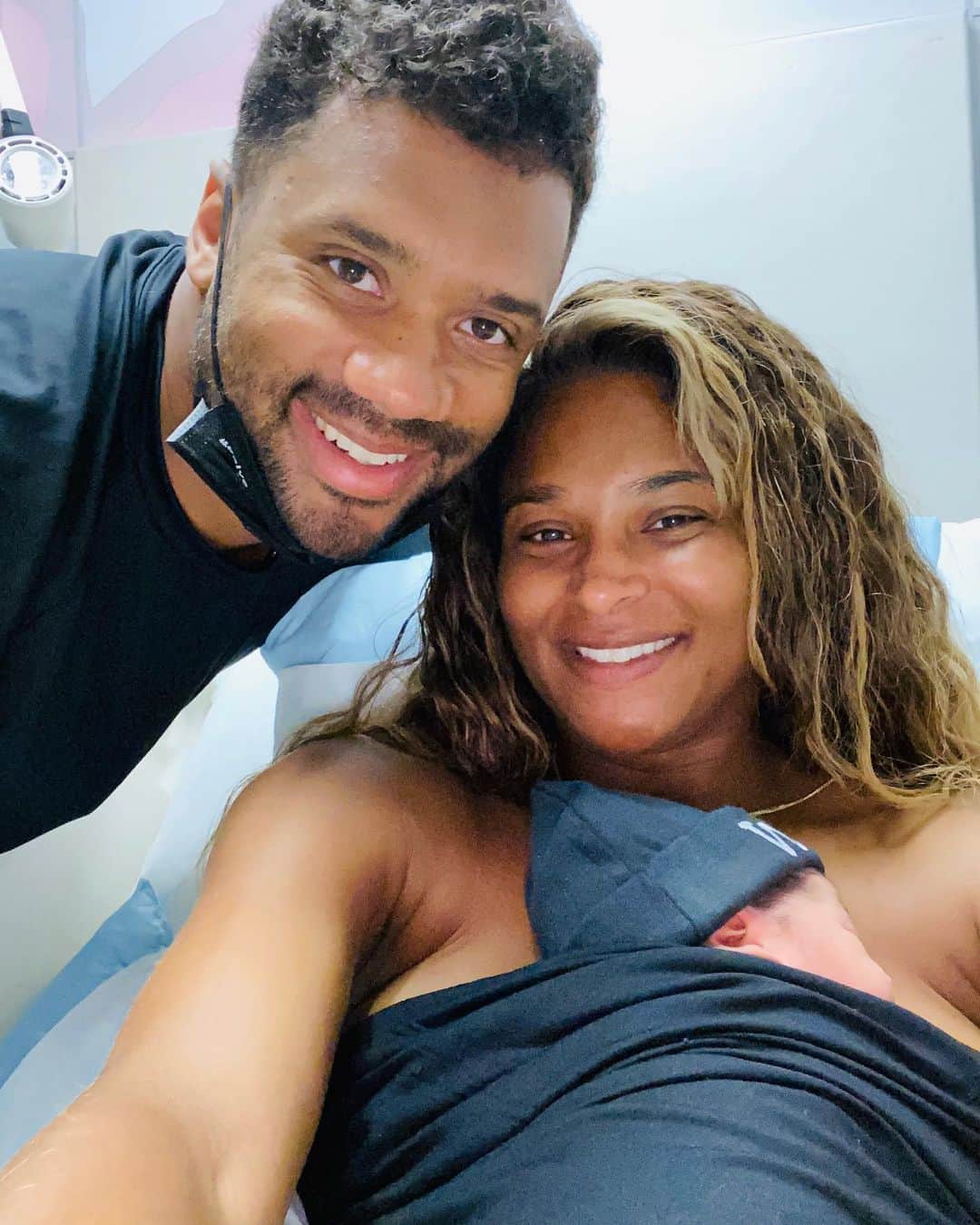 ラッセル・ウィルソンのインスタグラム：「Happy Birthday WIN!!! Mommy & Daddy Love You! Win Harrison Wilson 7.23.2020  8lbs 1 oz.  ❤️ 👶🏽」