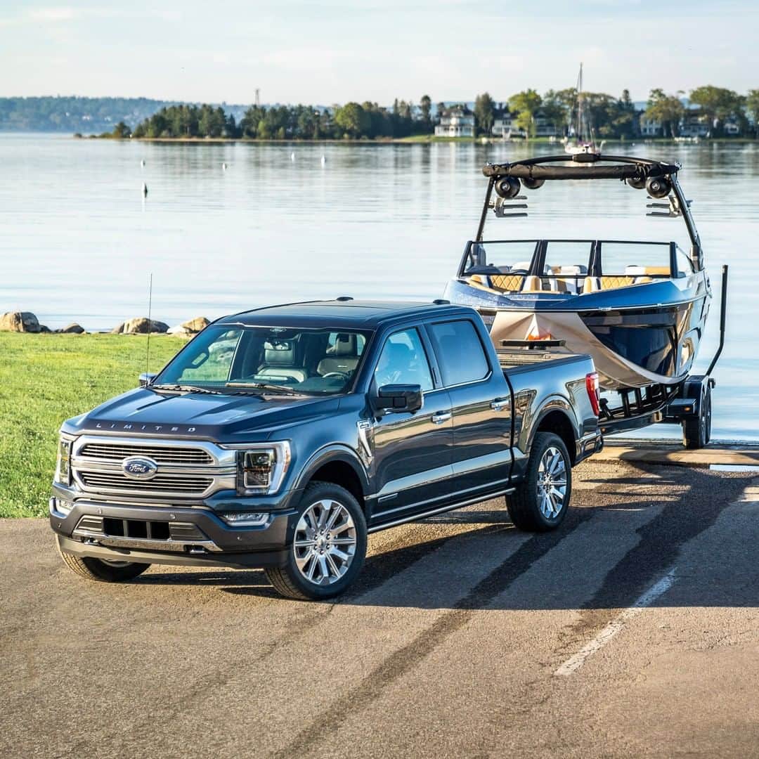Fordさんのインスタグラム写真 - (FordInstagram)「A look so bold it’s hard not to showboat.​ . #Ford #FordTrucks #FordF150 #BuiltFordTough​  Disclaimer: Preproduction model shown. Available fall」7月25日 2時46分 - ford