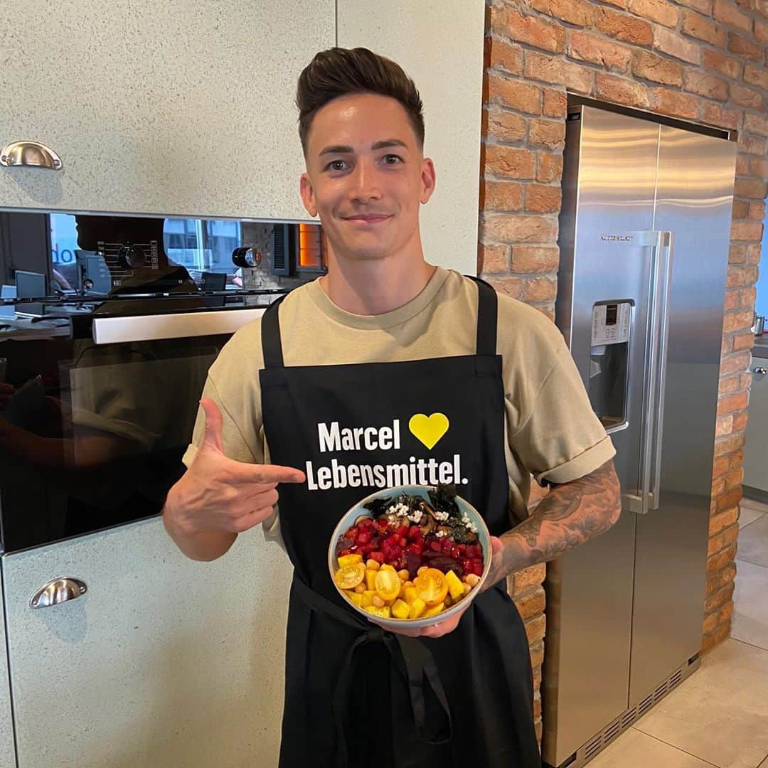 マゼル・ニューエンのインスタグラム：「Die Team D-Bowl! 👨🏽‍🍳🍛 Heute wäre eigentlich die Eröffnungsfeier der Olympischen Spiele in Tokio gewesen. Gemeinsam mit @edeka und dem @teamdeutschland versuchen wir euch ein klein Alternativprogramm zu bieten. 👍🏼 Ich würde mich freuen wenn möglichst viele von euch auch eine Team D-Bowl zubereiten und unter dem #edekaküchenspiele hochladen würden! ✌🏼  Auf dem Kanal von Edeka gibt es Video wie ihr die Bowl am besten zubereitet! #edekaküchenspiele #reifeleistung #roadtotokyo #wirundjetztfüralle #wirliebenlebensmittel #TeamDeutschland #WirfuerD #gymnastics #bowl #cooking #themarcelnguyen」