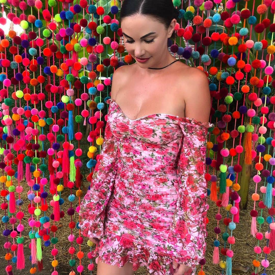 ジェイド・ニコルのインスタグラム：「Happiness is inside you 💜 I am so excited and thankful for all the amazing things to come. We are working on so many fun projects to help save this beautiful planet and the people and animals that inhabit it💕」