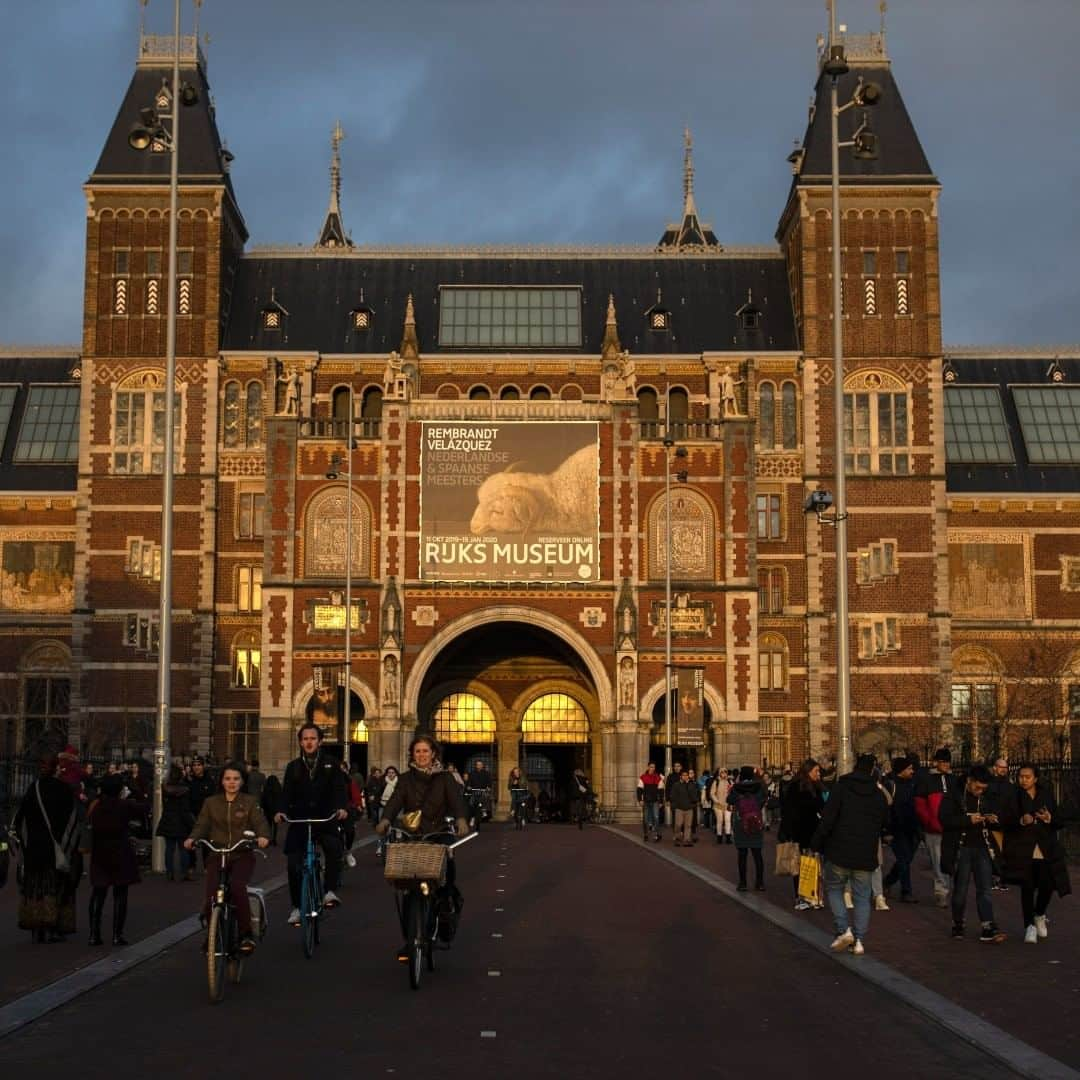 National Geographic Travelさんのインスタグラム写真 - (National Geographic TravelInstagram)「Photo by Muhammed Muheisen @mmuheisen  Cyclists ride outside Rijksmuseum in Amsterdam, Netherlands. For more photos and videos from different parts of the world, follow me @mmuheisen and @mmuheisenpublic. #muhammedmuheisen #Amsterdam #Netherlands」7月25日 3時02分 - natgeotravel