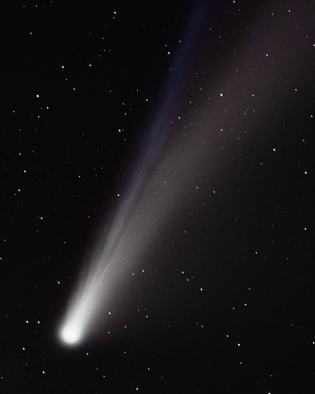 Travis Burkeさんのインスタグラム写真 - (Travis BurkeInstagram)「Experimenting with new technology in the desert as comet NEOWISE came closest to earth a few nights ago. ⠀ If you haven’t seen it yet, check it out in the next few nights or wait another 6,800 years 😂.  ⠀ I’m definitely out of my comfort zone when I am imaging space, with different equipment, different editing techniques, and a whole new world of lingo, but it feels great to push myself to learn something new. ⠀ Huge thanks to @gibsonpics for letting me use his gear and always being so supportive, and to @ianlauerastro for the positive conversations and always being up for adventures.  ⠀ Shot with an @optcorp Radian telescope and @Fujifilmx_us camera.  40 sec x 5 stacked exposures of NEOWISE. 2 stacked images of the crescent moon to show detail in the shadows and highlights. #neowise #astrophotography #telescope #cresentmoon」7月25日 2時54分 - travisburkephotography