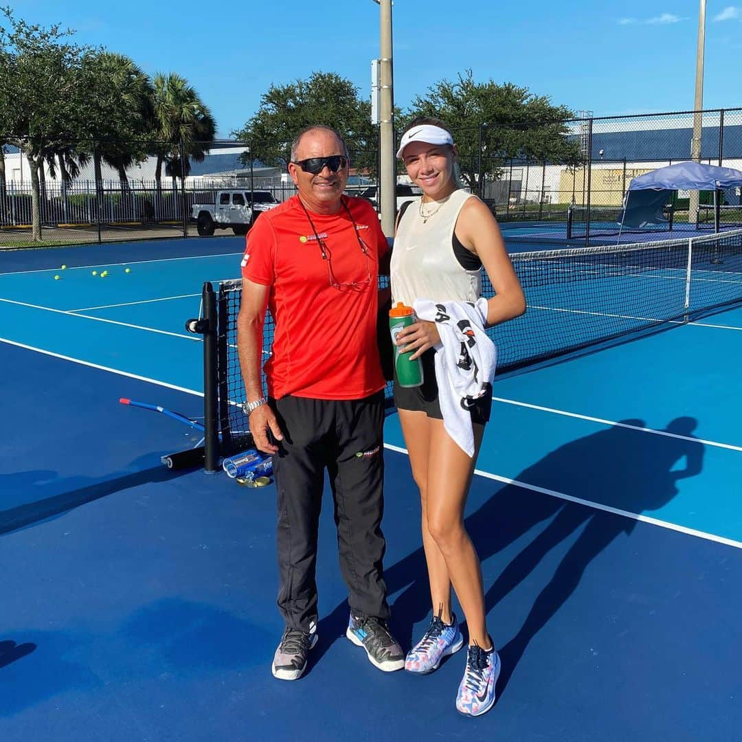 アマンダ・アニシモワさんのインスタグラム写真 - (アマンダ・アニシモワInstagram)「Training at home with @savianotennis can’t wait to get back on schedule and play some tourneys 💪🏼」7月25日 2時59分 - amandaanisimova