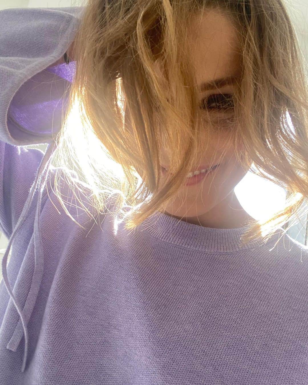 オリヴィア・パレルモのインスタグラム：「Excited that my colorist @abbyhaliti breaks down her tips to get sunkissed highlights ☀️ so everyone can make themselves feel and look like their best selves on #nationalselfcareday. 🧖🏼‍♀️ Link in bio!」