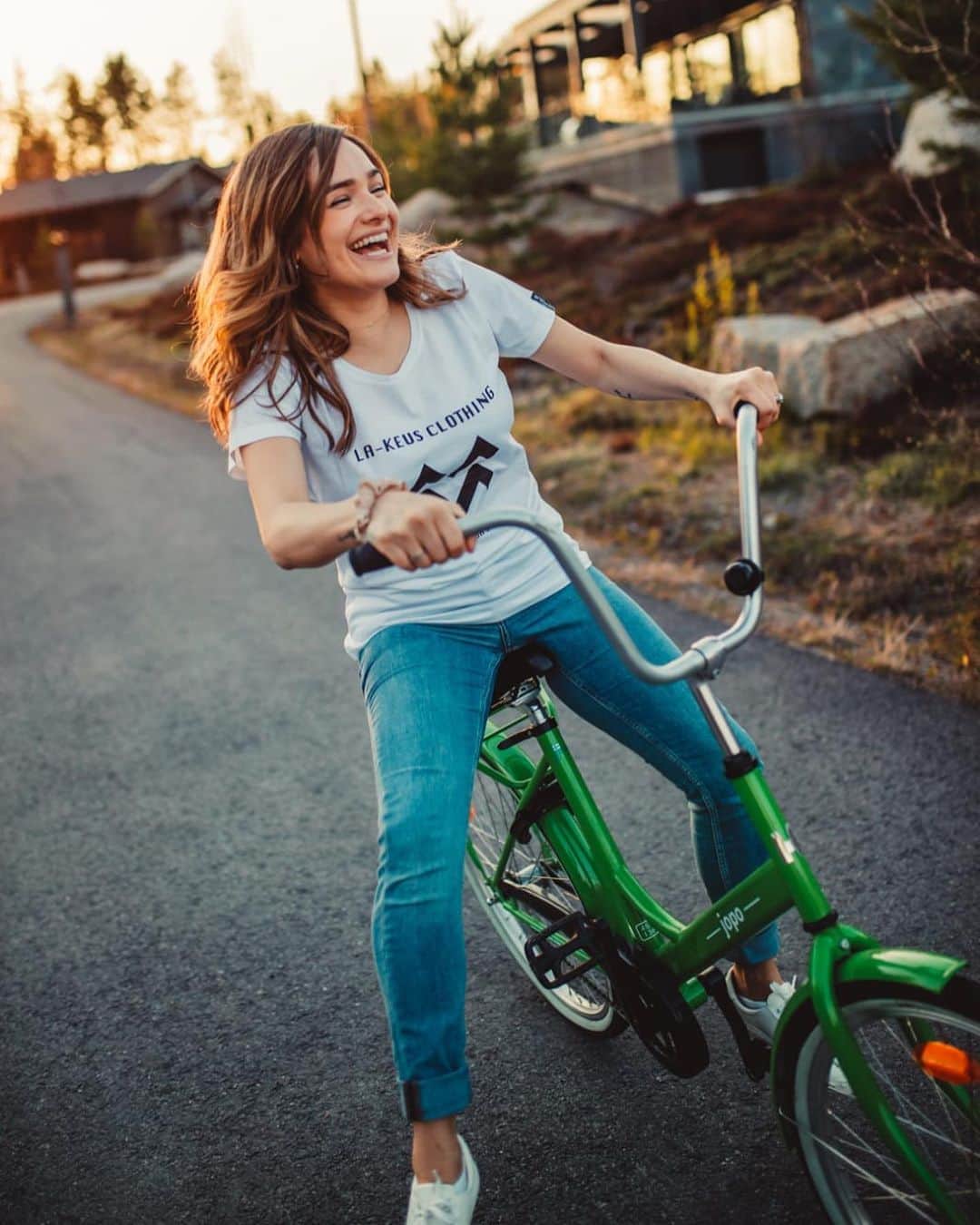 チャチー・ゴンザレスのインスタグラム：「Whoever said “It’s as simple as riding a bike” obviously hasn’t ridden a bike in a while. I was in struggle city trying to get the hang of it again after so many years! 😂 @la_keus ❤️」