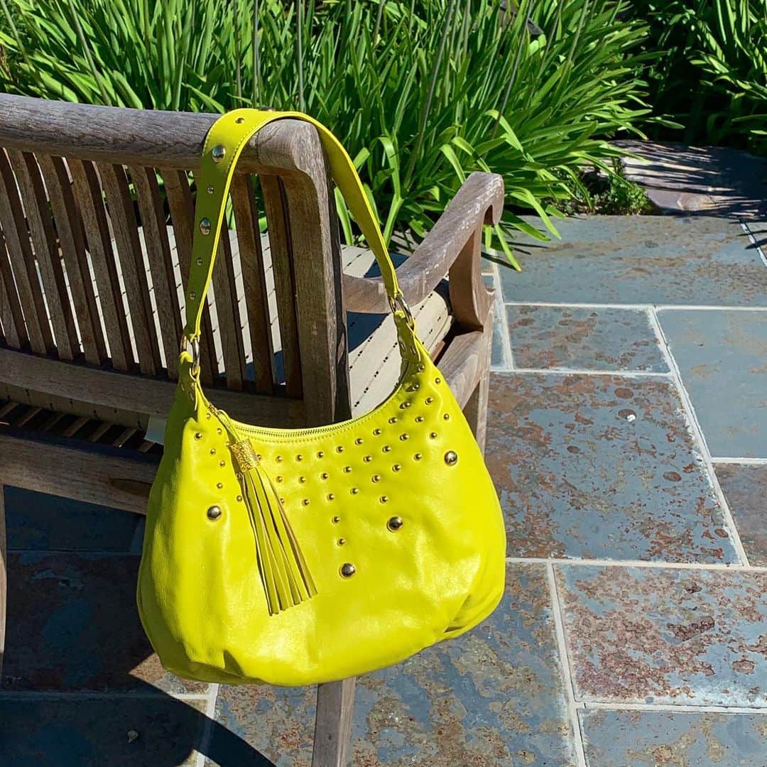 インガクリストファーさんのインスタグラム写真 - (インガクリストファーInstagram)「This almost neon #yellow with a hint of green is here to stay through Fall/Winter. Which one do you like better, the big hobo or the small pouch? #ingechristopher #colormyworld #colorcrush」7月25日 3時30分 - ingechristopher