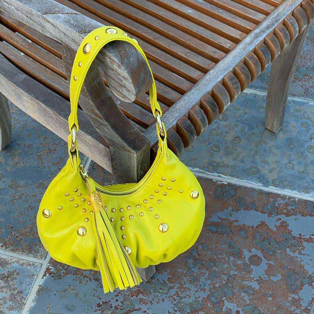 インガクリストファーさんのインスタグラム写真 - (インガクリストファーInstagram)「This almost neon #yellow with a hint of green is here to stay through Fall/Winter. Which one do you like better, the big hobo or the small pouch? #ingechristopher #colormyworld #colorcrush」7月25日 3時30分 - ingechristopher