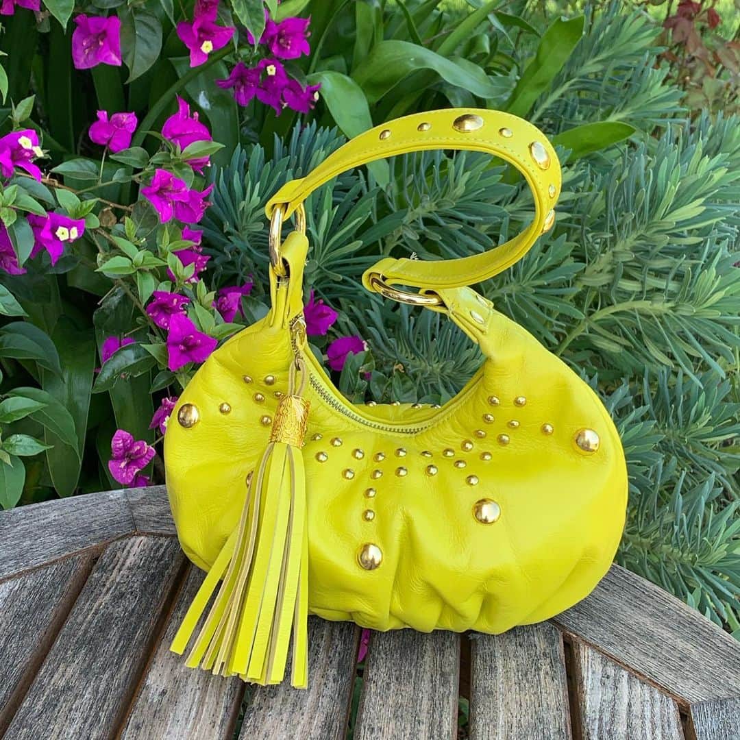 インガクリストファーさんのインスタグラム写真 - (インガクリストファーInstagram)「This almost neon #yellow with a hint of green is here to stay through Fall/Winter. Which one do you like better, the big hobo or the small pouch? #ingechristopher #colormyworld #colorcrush」7月25日 3時30分 - ingechristopher