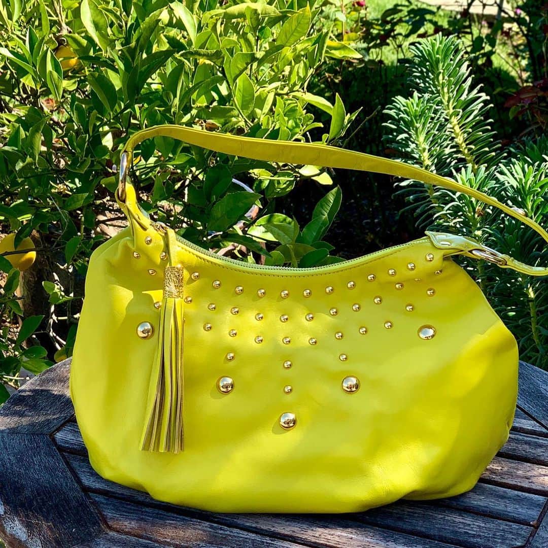 インガクリストファーさんのインスタグラム写真 - (インガクリストファーInstagram)「This almost neon #yellow with a hint of green is here to stay through Fall/Winter. Which one do you like better, the big hobo or the small pouch? #ingechristopher #colormyworld #colorcrush」7月25日 3時30分 - ingechristopher