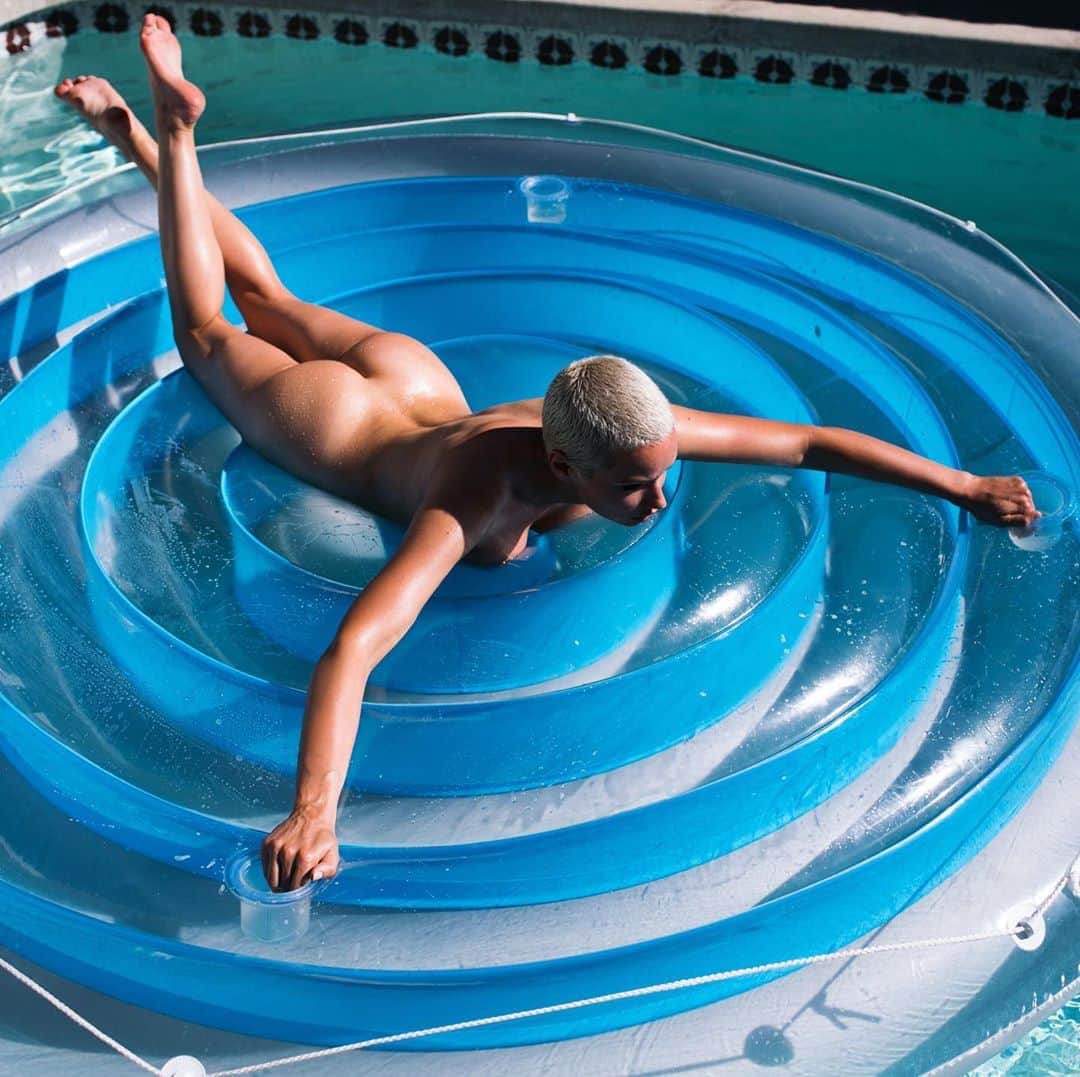 Samuel Lippkeのインスタグラム：「🛸britt . . . . . #samuelblack #brittchurchill #poolseries #photoshoot #editorial #alieninvasion #conceptual #perfection #art #cancersurvivor」
