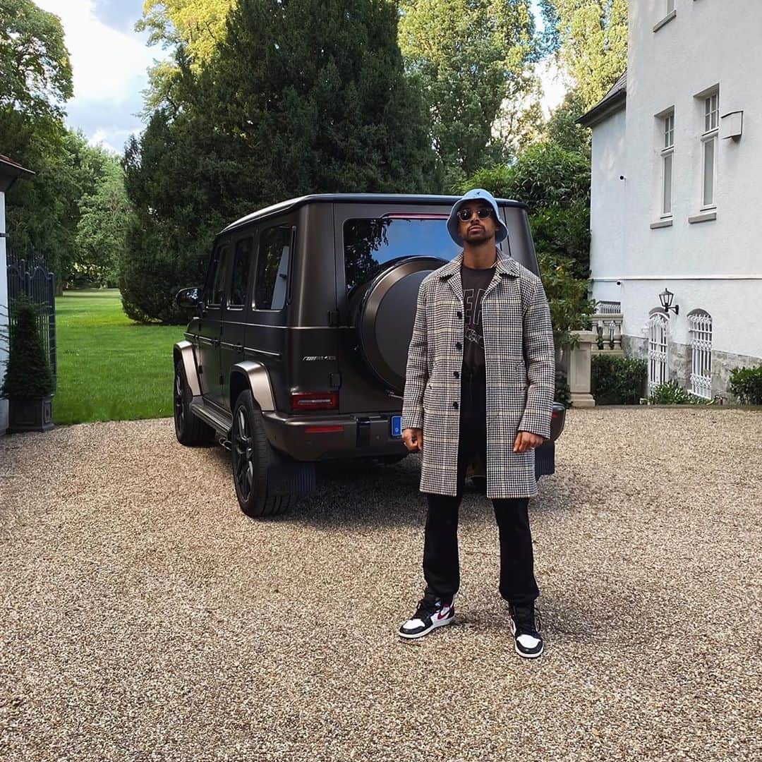 カリム・ベララビのインスタグラム：「shu habebbeee 📻」