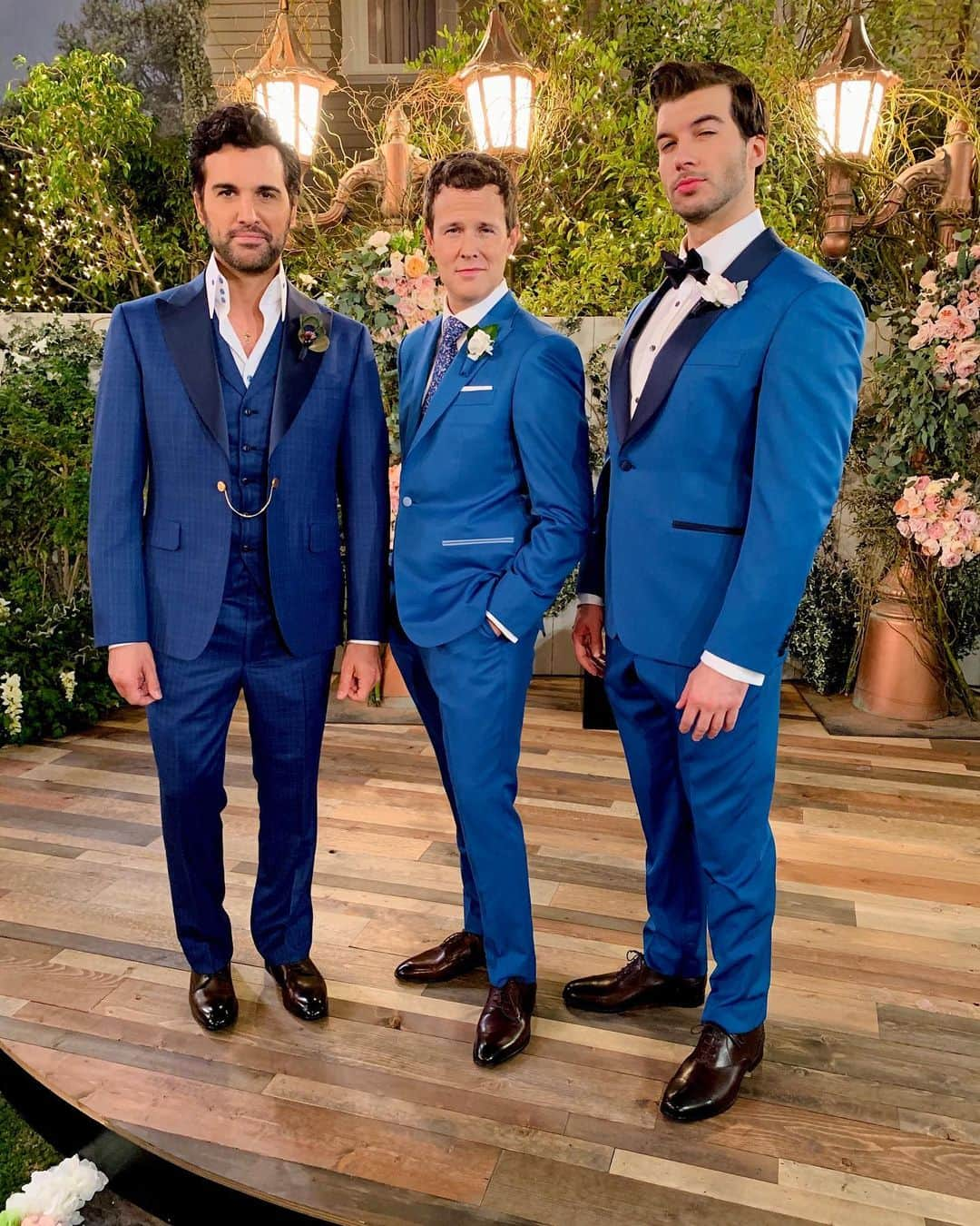 キャンディス・キャメロン・ブレさんのインスタグラム写真 - (キャンディス・キャメロン・ブレInstagram)「Precious moments before walking down the “aisle” 💙 @fullerhouse @netflixfamily #fullerhouse #tvwedding #fullerfamily」7月25日 4時12分 - candacecbure