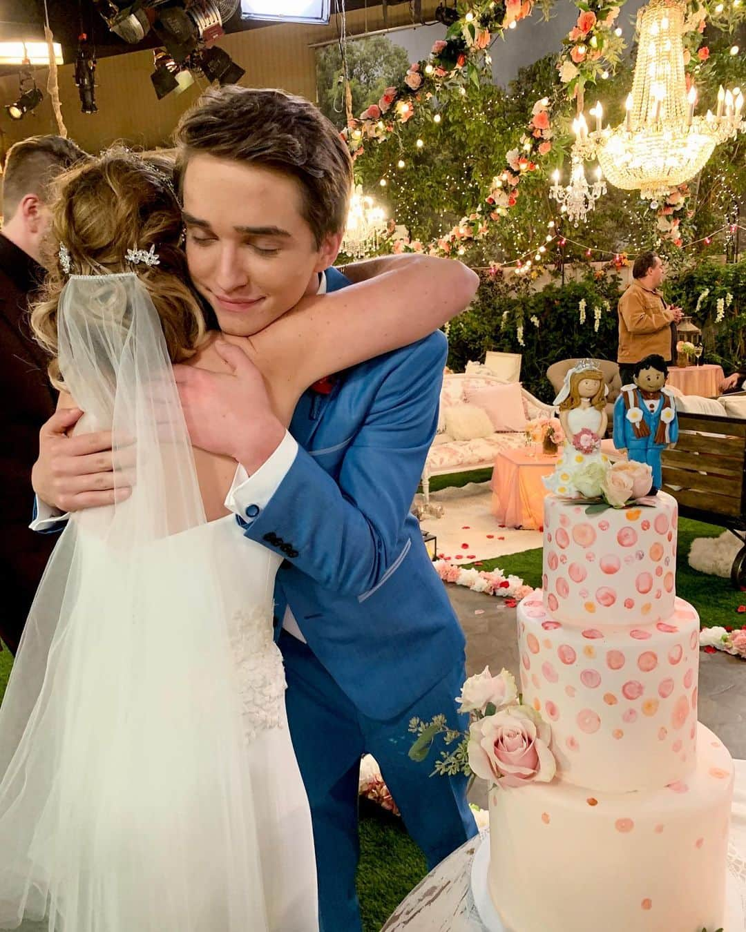 キャンディス・キャメロン・ブレさんのインスタグラム写真 - (キャンディス・キャメロン・ブレInstagram)「Precious moments before walking down the “aisle” 💙 @fullerhouse @netflixfamily #fullerhouse #tvwedding #fullerfamily」7月25日 4時12分 - candacecbure