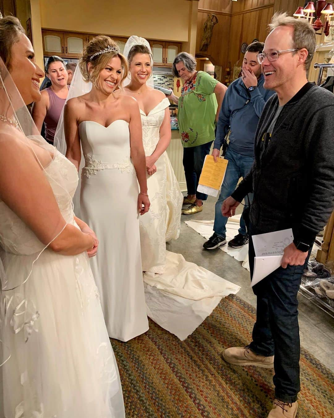 キャンディス・キャメロン・ブレさんのインスタグラム写真 - (キャンディス・キャメロン・ブレInstagram)「Precious moments before walking down the “aisle” 💙 @fullerhouse @netflixfamily #fullerhouse #tvwedding #fullerfamily」7月25日 4時12分 - candacecbure