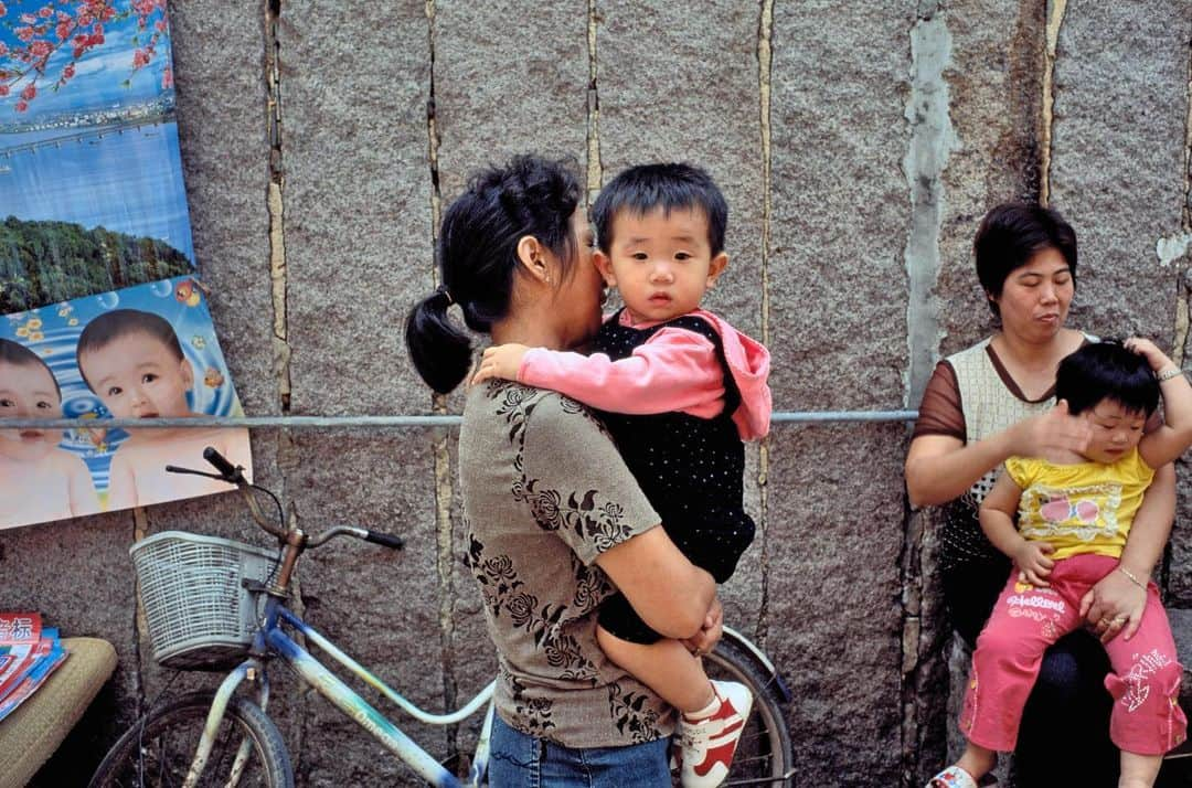 ナショナルジオグラフィックさんのインスタグラム写真 - (ナショナルジオグラフィックInstagram)「Photos by @chien_chi_chang  Fuzhou, China, 2005-2007: Daughters of an immigrant working in New York City, and family members of another immigrant also working in New York. To capture the immigrant experience from both sides, over the years I've made 10 trips to Fuzhou, the hometown of several New York immigrants I was following. With their husbands and relatives in New York, women in rural China assume the responsibility of caring for both the younger and elder family members while enduring ridicule brought on by harsh Chinese societal values and norms. Some Fujian neighborhoods are sarcastically nicknamed "widow's villages." #MagnumPhotos」7月25日 4時21分 - natgeo