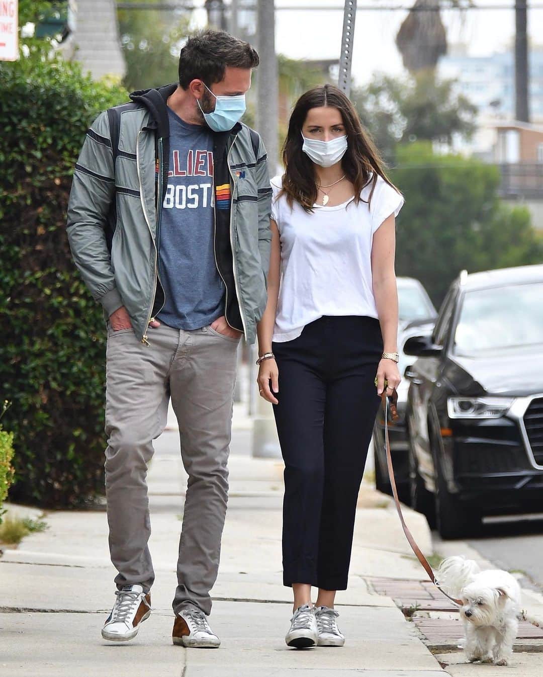 Just Jaredさんのインスタグラム写真 - (Just JaredInstagram)「Ben Affleck snapped photos of girlfriend Ana de Armas while walking her dog Elvis on Friday morning. These are the first photos of the couple in three weeks! #BenAffleck #AnaDeArmas Photos: Backgrid」7月25日 4時37分 - justjared
