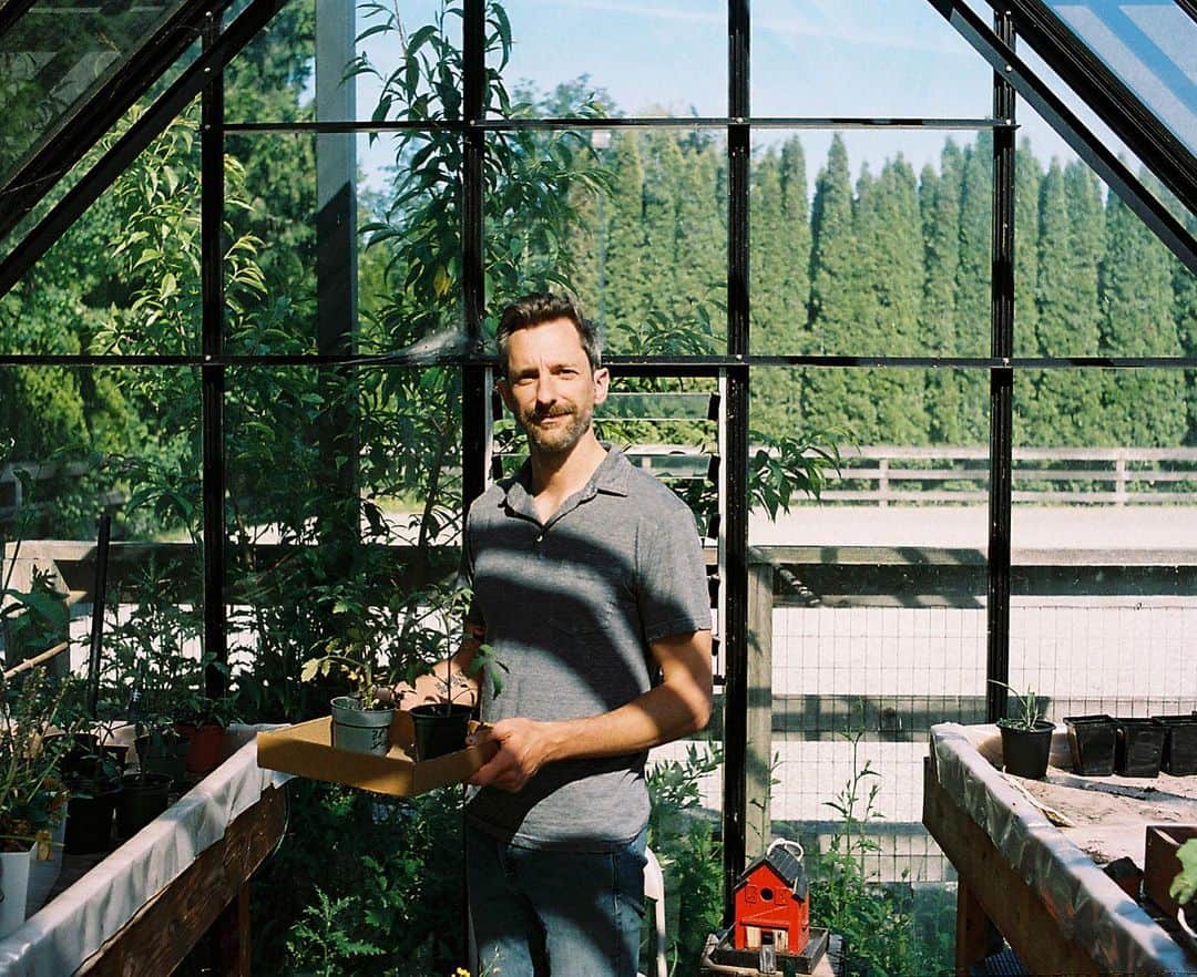 Andrew Knappのインスタグラム：「Hey, I want to tell you something that I don’t want to talk about. Today marks two months since I’ve had a drink. This may not sound like much, but I’m extremely proud of myself, and every clear breath I take thanks me for making this choice. I stopped drinking on my birthday so that next year I can retroactively gift myself a year of clarity. I can’t wait to give this to myself. Year after year I avoid celebrating my birthday because I’ve felt I wasn’t worth the celebration, next year I’d like to feel like I’m worth it. For me, drinking was a coping mechanism and an escape from uncomfortable feelings. Here’s some observations:  I’m less fun. I’m definitely 200% less fun as I figure out how to be a person in social situations, as someone who struggles deeply with social anxiety.  I’m showing up for myself. Of course, drinking is one of a thousand other piece, but it grants me clarity and supports me with the presence I need to observe my patterns and work through them.  I’m showing up for others. Treating myself poorly was dishonouring any gift that was given to me. A friend’s trust, a shared space, or the boundless support I’ve been given in this life. Now more than ever I’m here for it, and that feels like true gratitude.  I’m with the dogs more. I wake up between 6 and 7, and I’m not groggy. Wow. So I’ve been getting out with the dogs more than ever. It’s like free therapy.  I love myself more. Not like “You’re so great”, but more like “I respect you so I’m going to treat you well”. It’s amazing how one act of radical self-love could trigger others.  I’m saving money. The alcohol industry is a trillion dollar industry worldwide. No surprise.  Anyway, I wanted to share that. This isn’t self-congratulatory or virtue signalling or attention seeking, but simply marking a milestone. Actually it’s somewhat self-congratulatory. And even though it may not sound like a big deal, for me it’s huge. Someone told me “you’ll feel like you have a superpower after 3 months” so I’m really hoping I get telepathy.  📸: @analogwetdream」