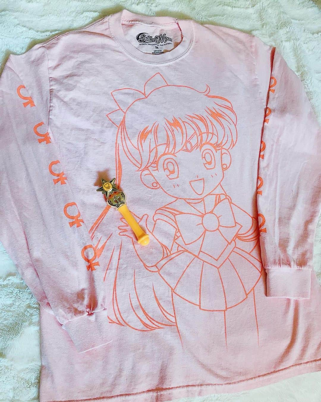 Sailor Moonさんのインスタグラム写真 - (Sailor MoonInstagram)「✨🌙 My dad got me this cute Sailor Venus long sleeve from @boxlunchgifts!! I love it! Too bad it’s scorching hot out/also not going anywhere! 🌙✨  #sailormoon #セーラームーン #tee #fashion」7月25日 4時52分 - sailormoon_sc