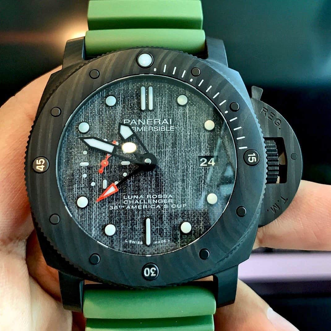 パネライのインスタグラム：「So you like the look of the competition sail cloth fabric dial on the Luna Rossa Collection? Here is a great example of it on the #Panerai #PAM1039 Submersible. Pic by @mabulqassem #paneraicentral」
